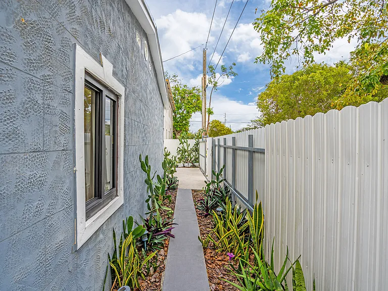 519 NW 52nd St — Photo 3