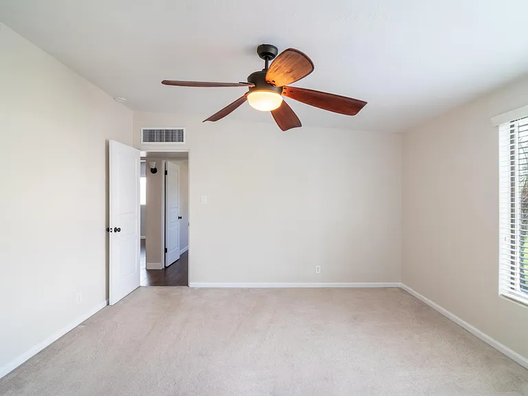 4633 E Devonshire Ave — Photo 32