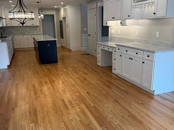 5th image of 527 Salisbury St