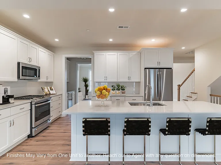 100 Village Station Cir — Photo 2