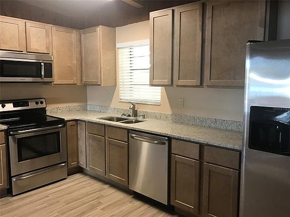 3rd image of 612 W Lakeshore Dr