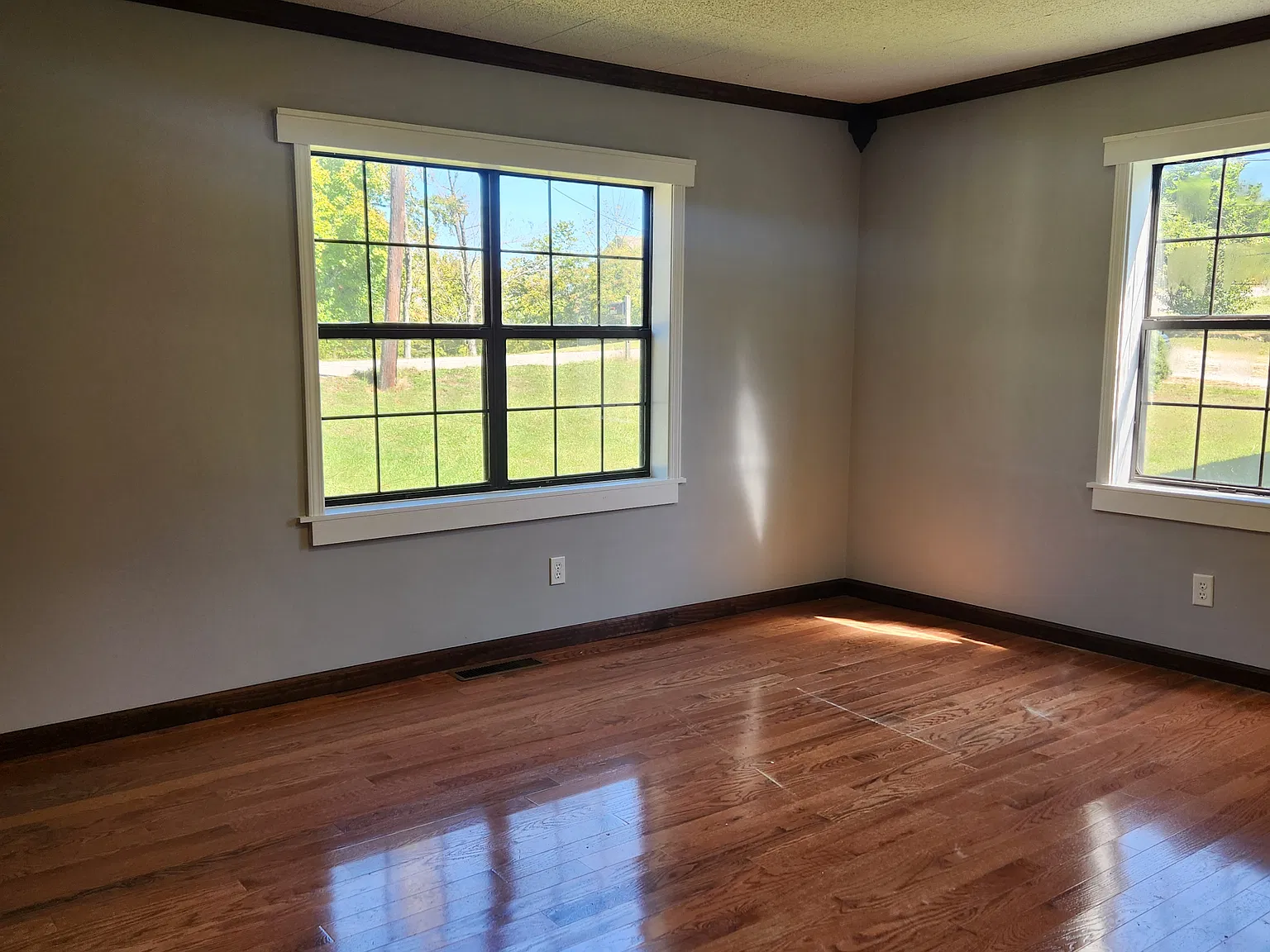 3330 Parker Ln — Photo 2