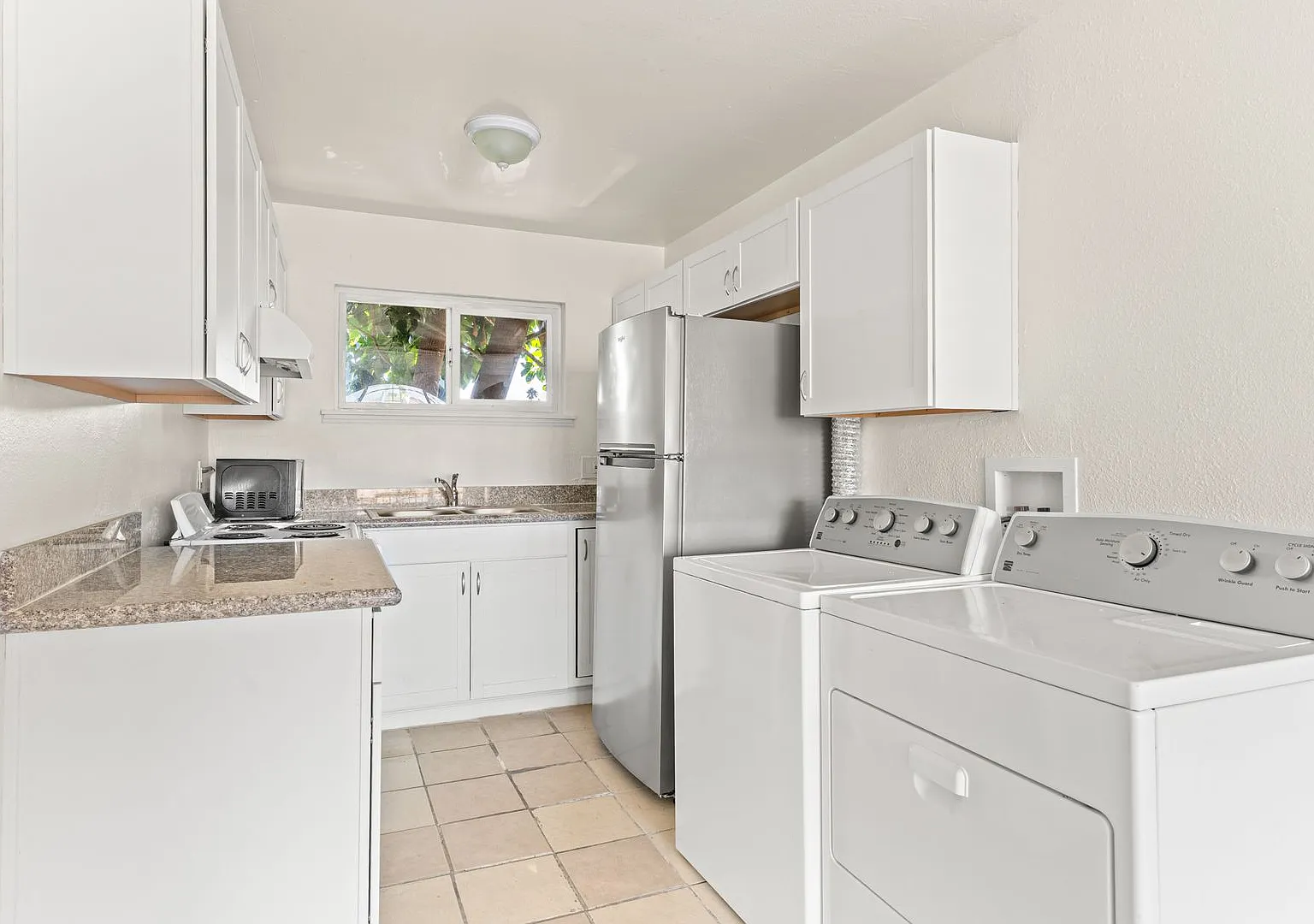 Spacious 4-Bed Oakland Unit w/ In-Unit Laundry & Gated Parking — Photo 4