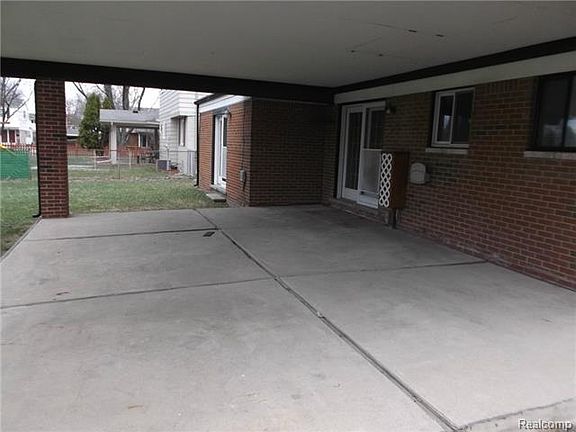 3rd image of 39885 Spitz Dr