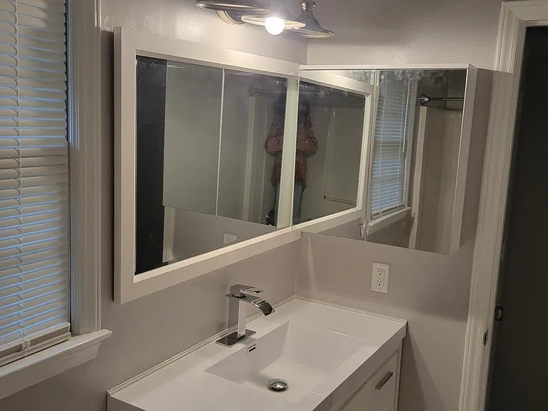 2nd Bathroom (access from hall or 2nd bedroom)