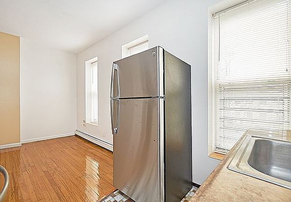 4th image of 716 Halsey St #2