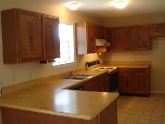 4th image of 804 Oak Grove Ln
