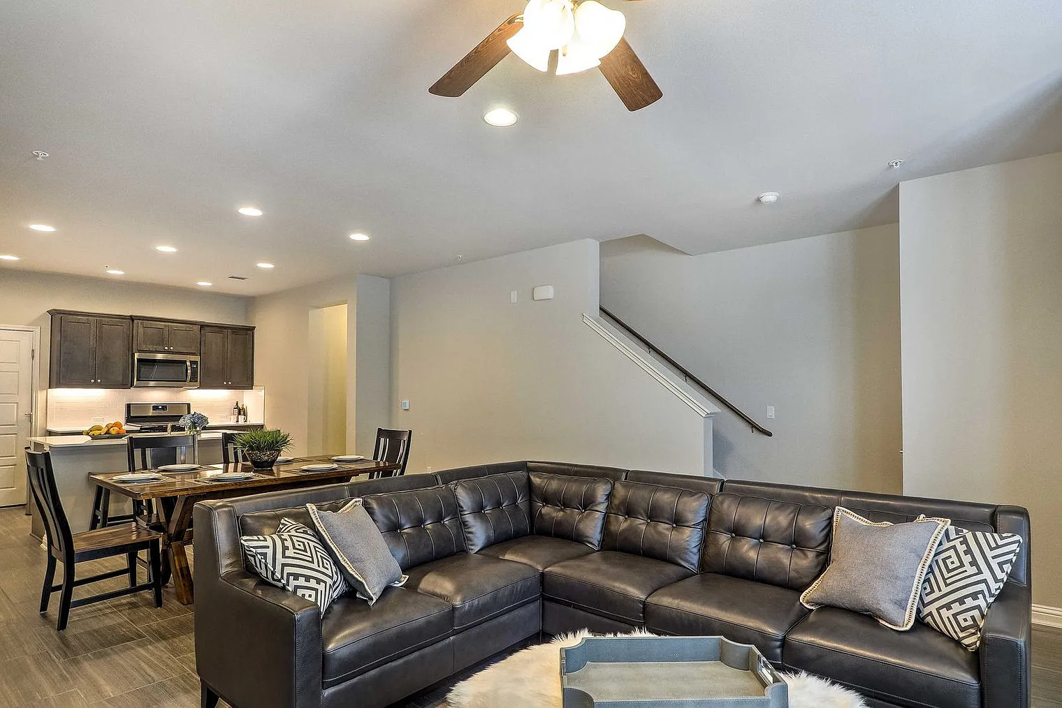 2 bed, 2.0 bath, 1915 sqft, $4,386 — Photo 4