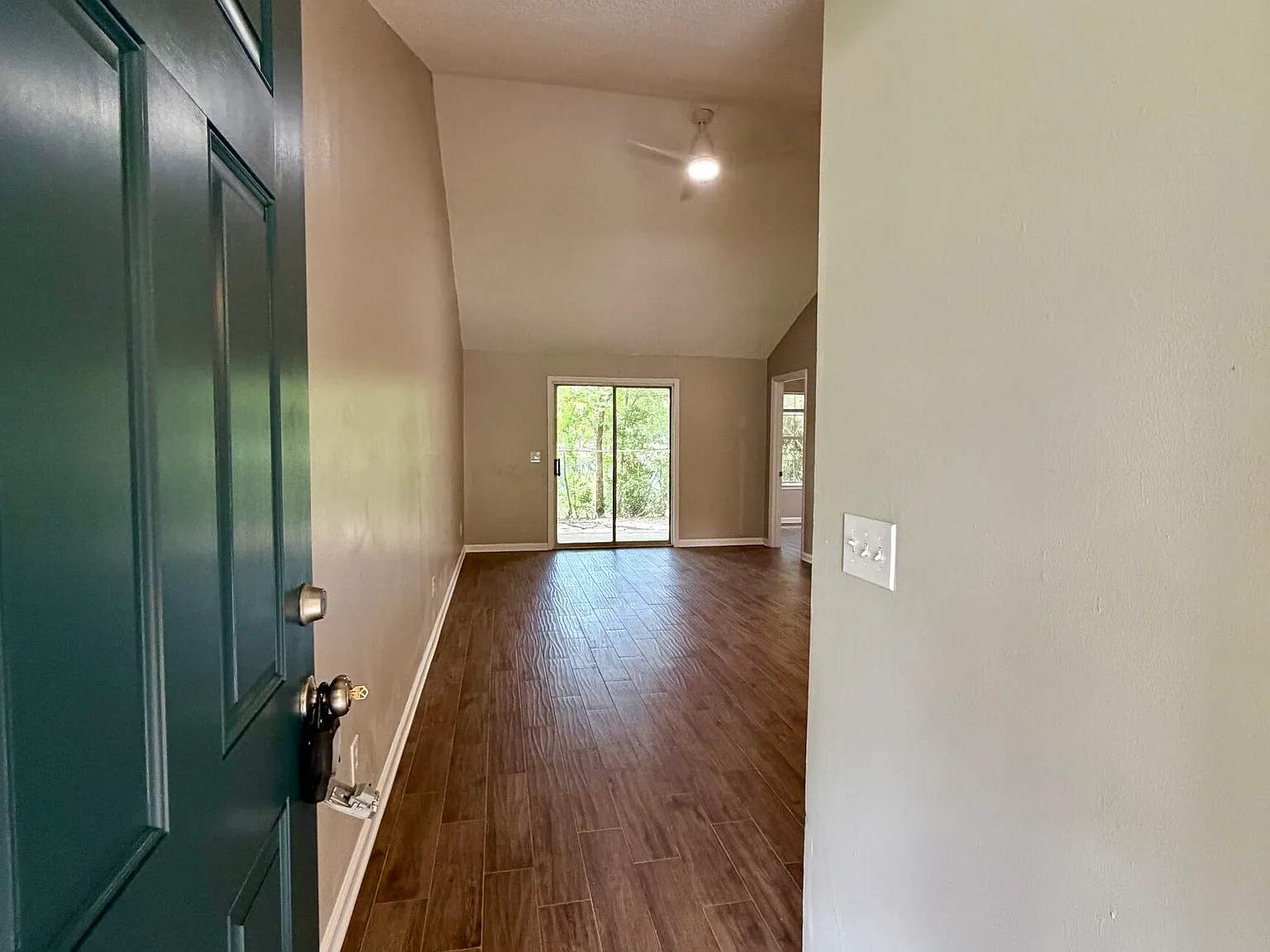 2 bed, 2.0 bath, 900 sqft, $1,350 — Photo 2