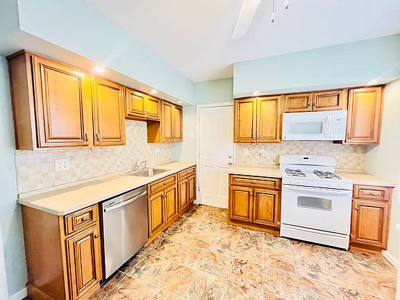 3rd image of 14 Joan Pl Floor 1