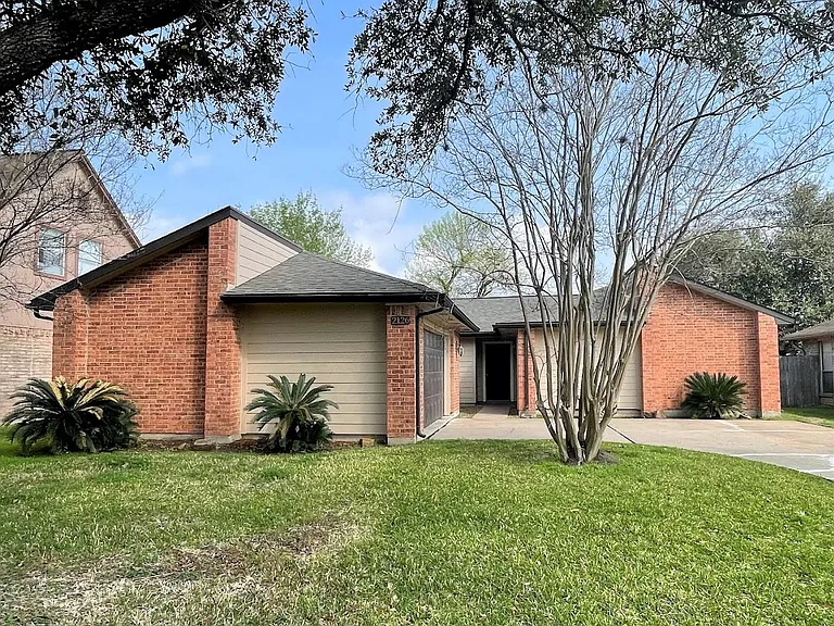 2126 Collingsfield Dr — Photo 3