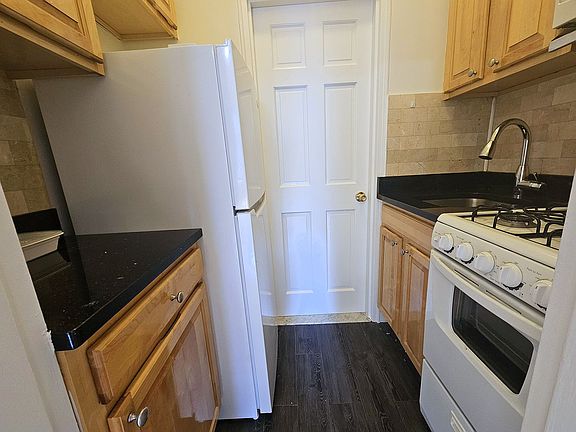 5th image of 147 W 72nd St #3B
