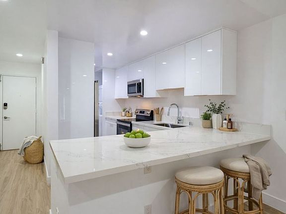 5th image of 526 N Orlando Ave #105