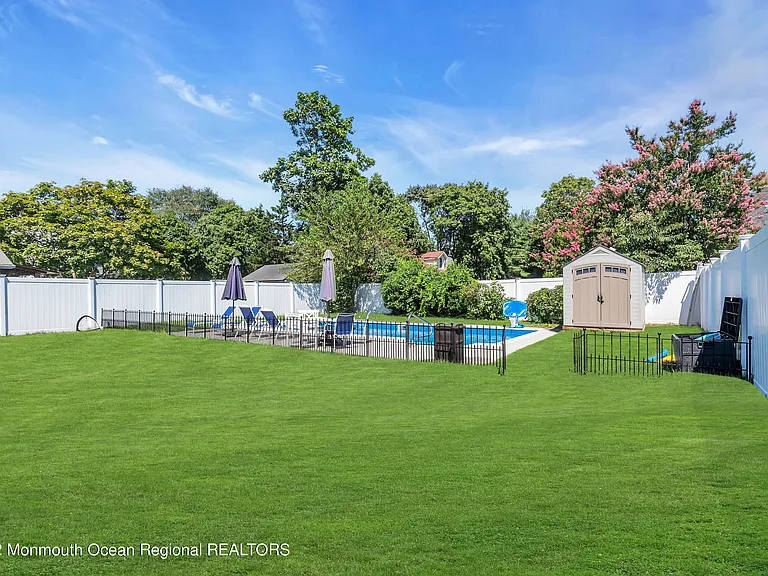 325 Roosevelt Ave — Photo 4