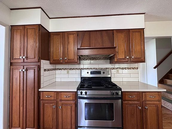 5th image of 224 Lewis Dr