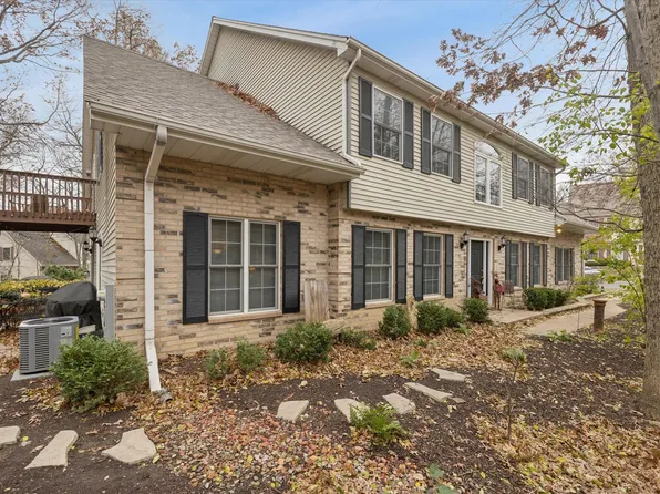 1325 Laurel Oaks Dr, Streamwood, IL 60107