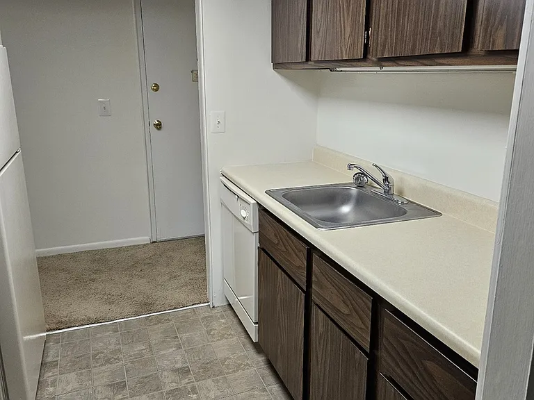Lake Club Apartments — Photo 41
