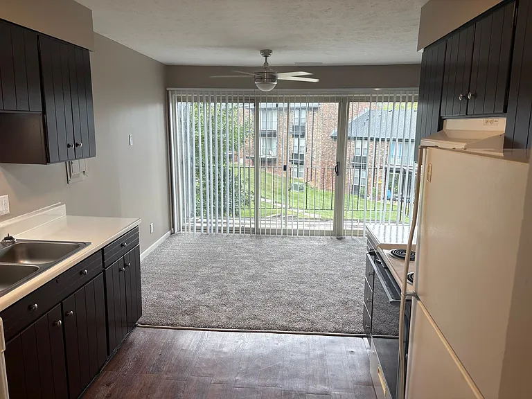 Bristol Square Apartments — Photo 25
