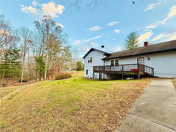 3rd image of 147 Cricket Ivy Ln