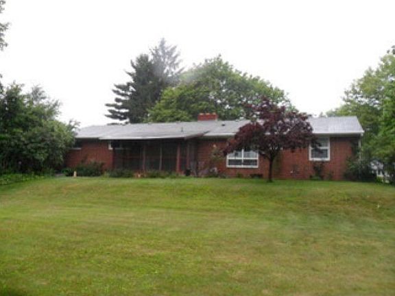 3rd image of 185 Lynn Dr