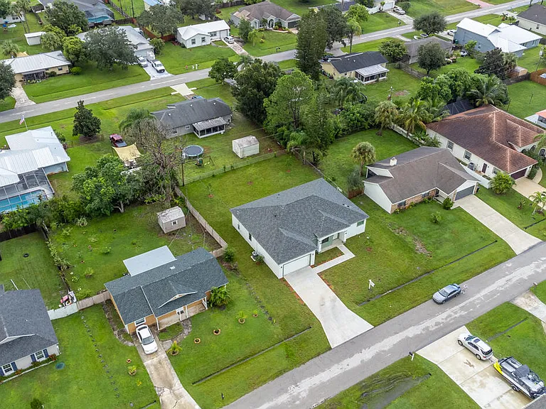 1143 SW Estaugh Ave — Photo 8