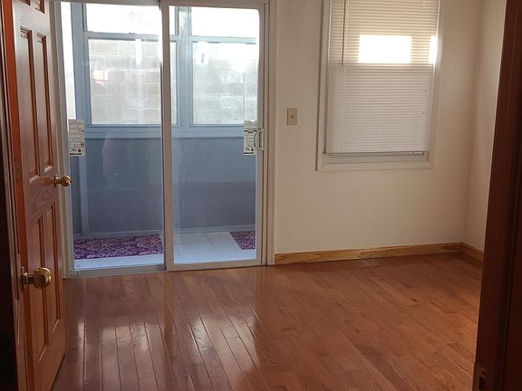 3rd image of 922 Green St