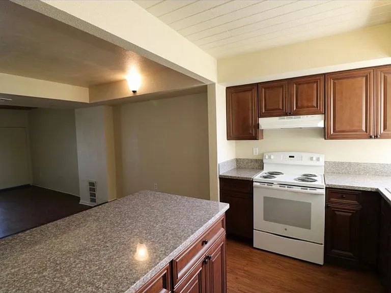 855 S Citrus Ave — Photo 24