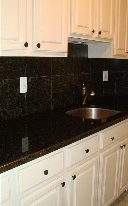Kitchen w/granite