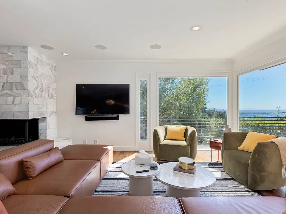 1586 Sunset Plaza Dr