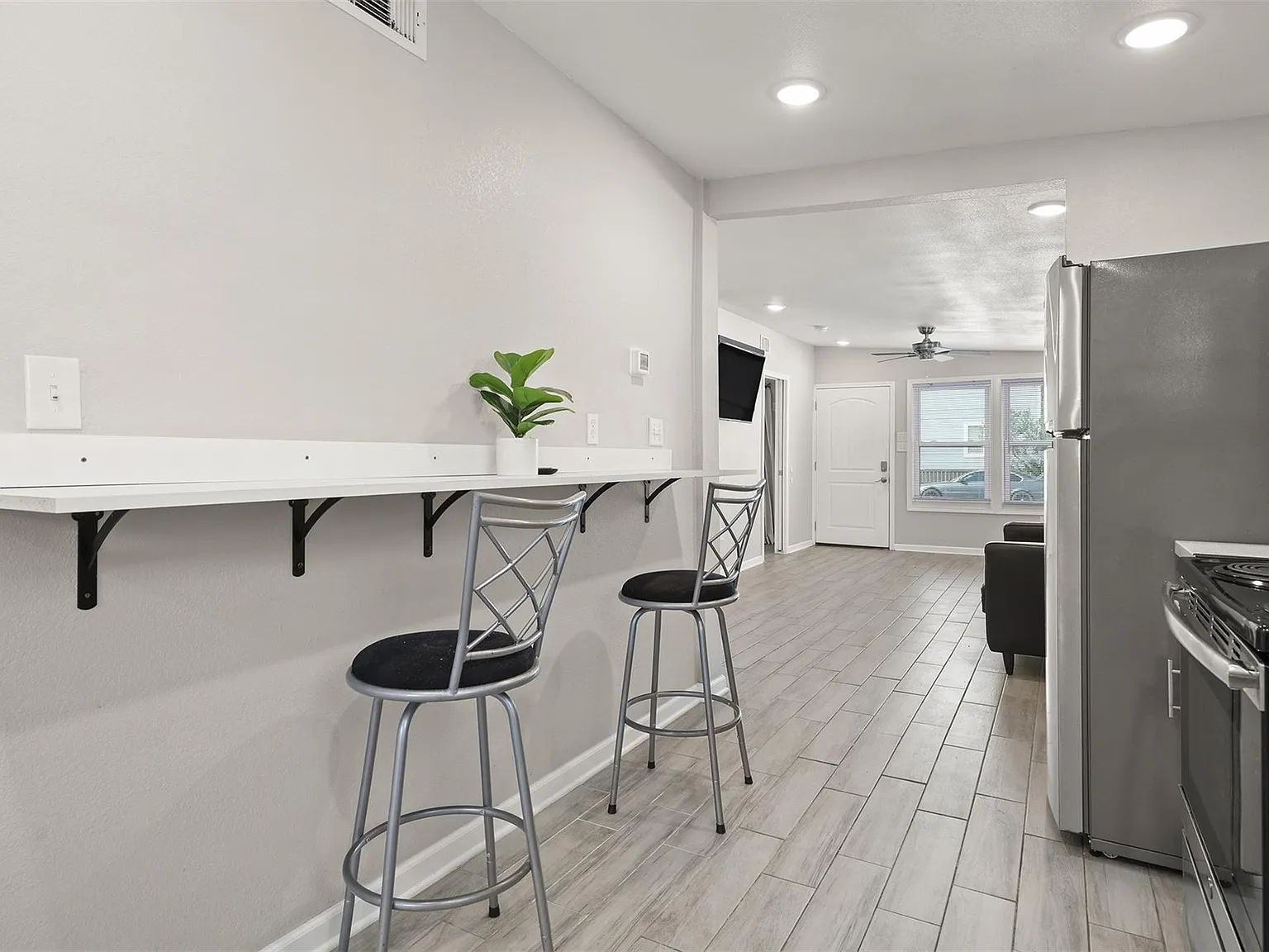 2 bed, 1.0 bath, 2072 sqft, $1,450 — Photo 3