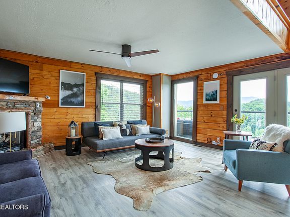 4th image of 920 Falcon View Way