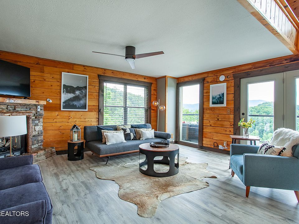 4th image of 920 Falcon View Way