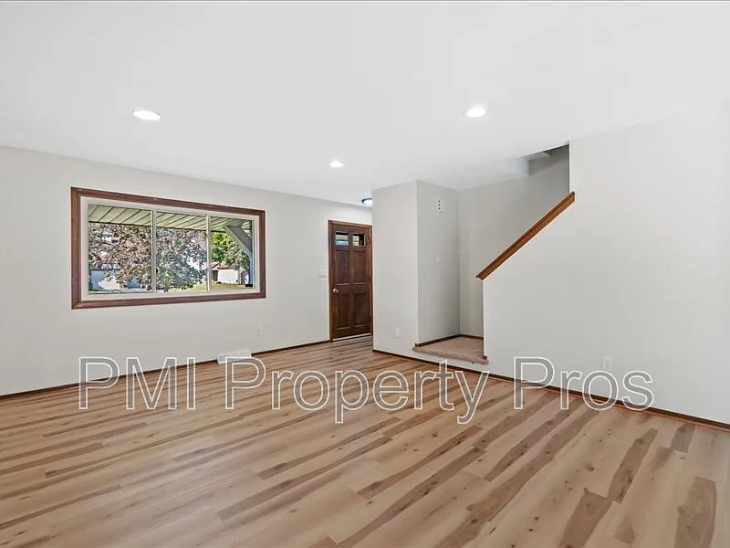 3 bed, 1.5 bath, 1260 sqft, $1,975 — Photo 4