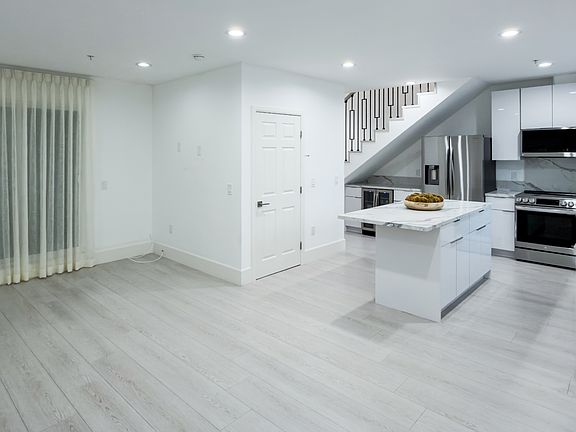 4th image of 1017 E Verdugo Ave