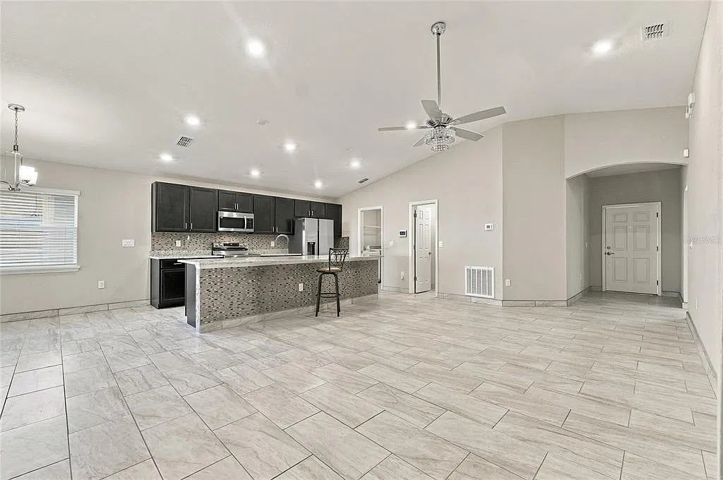 4 bed, 2.0 bath, 1715 sqft, $2,400 — Photo 4