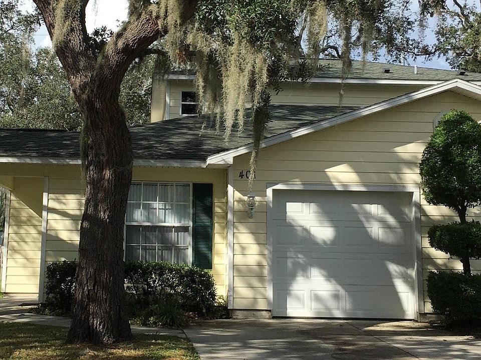 Townhouse with garage