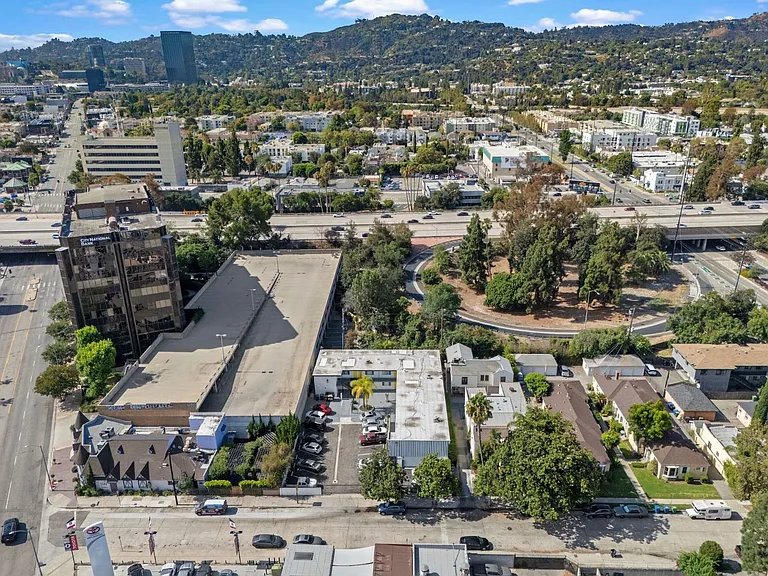 10926 Hortense St — Photo 33