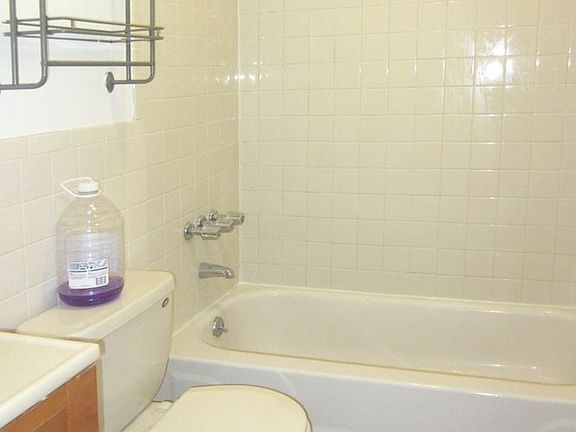 5th image of 220 Pennyfield Ave