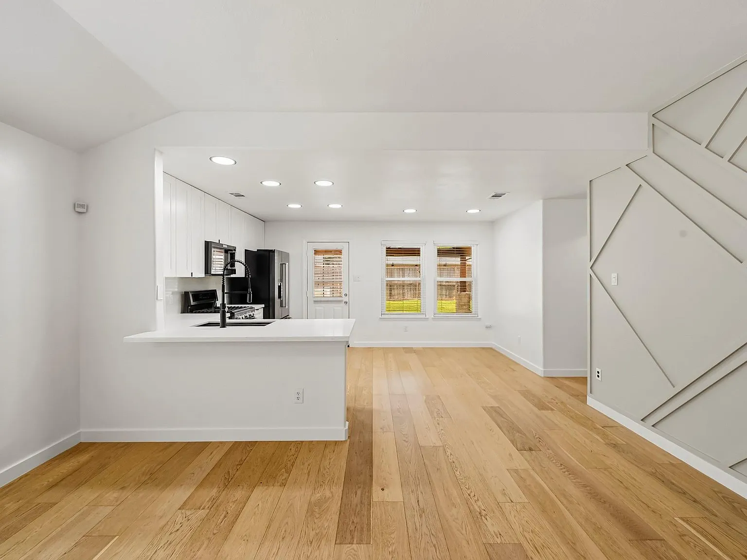 3 bed, 2.0 bath, 1512 sqft, $2,400 — Photo 4