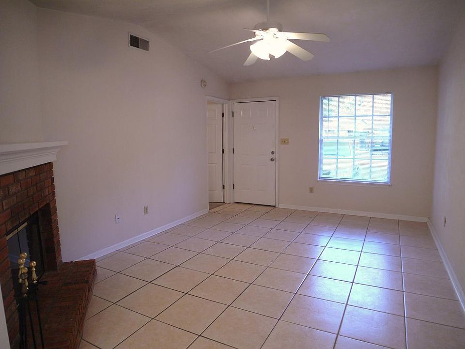 Greatroom with Vaulted Ceiling