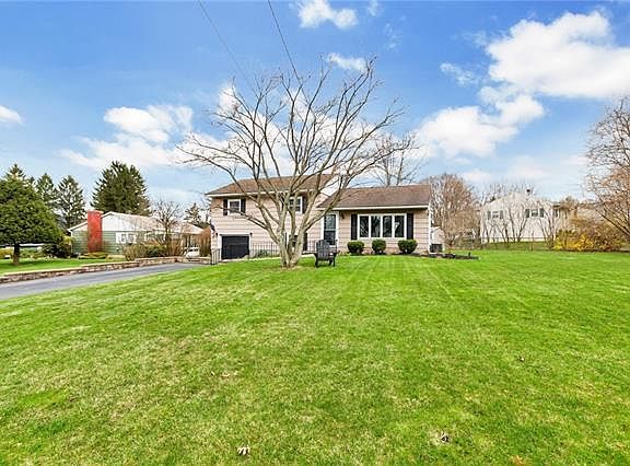 2nd image of 28 Cresthaven Dr