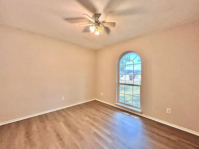 404 Mesquite Cir — Photo 18