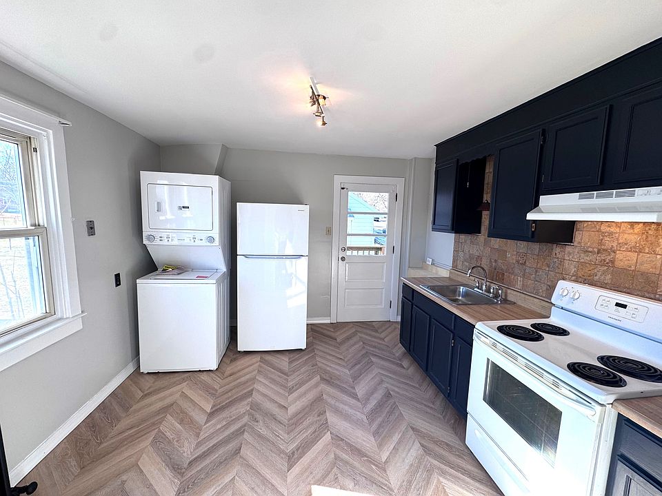 Kitchen with stackable washer/dryer