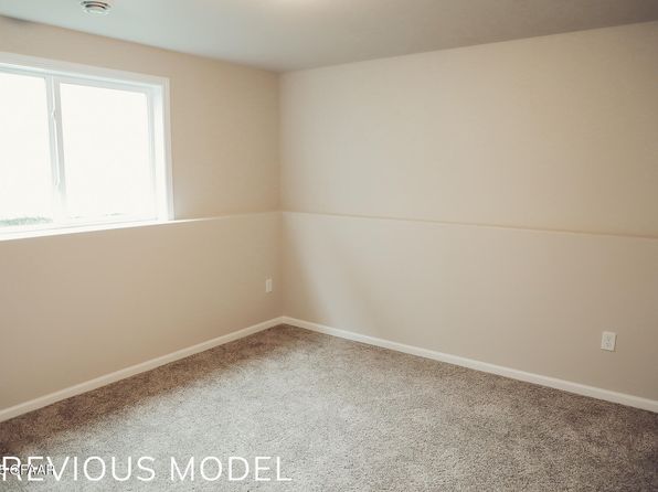 950 David Dr, Grand Forks, ND 58201