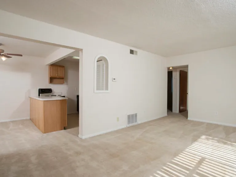 217 W Broadway — Photo 29