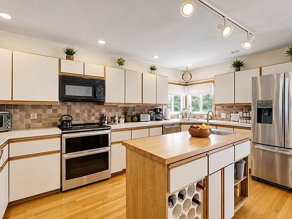 3rd image of 710 N Burghley Ave