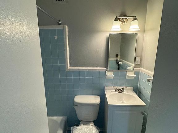 2nd image of 1111 D St NE APT 34