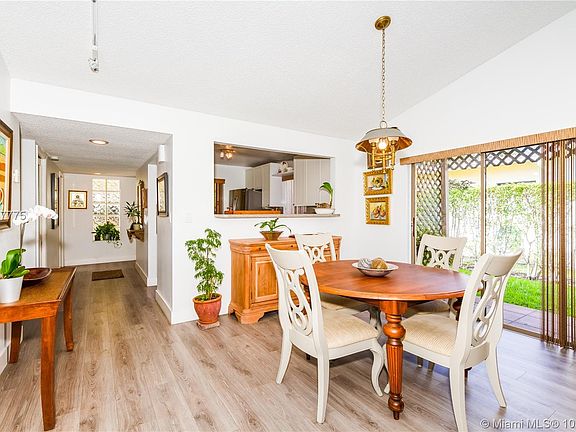5th image of 16213 Laurel Dr