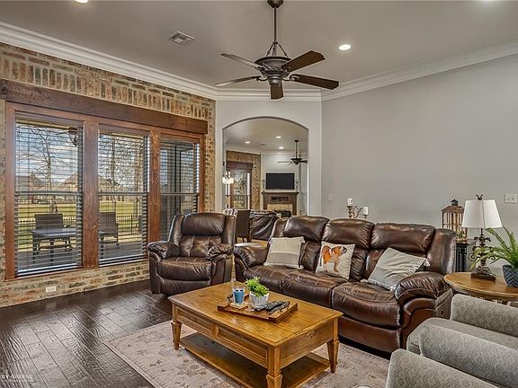 2nd image of 611 Enchanted Ln