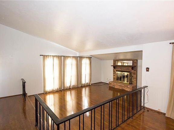 3rd image of 3317 Meadow Oaks Dr